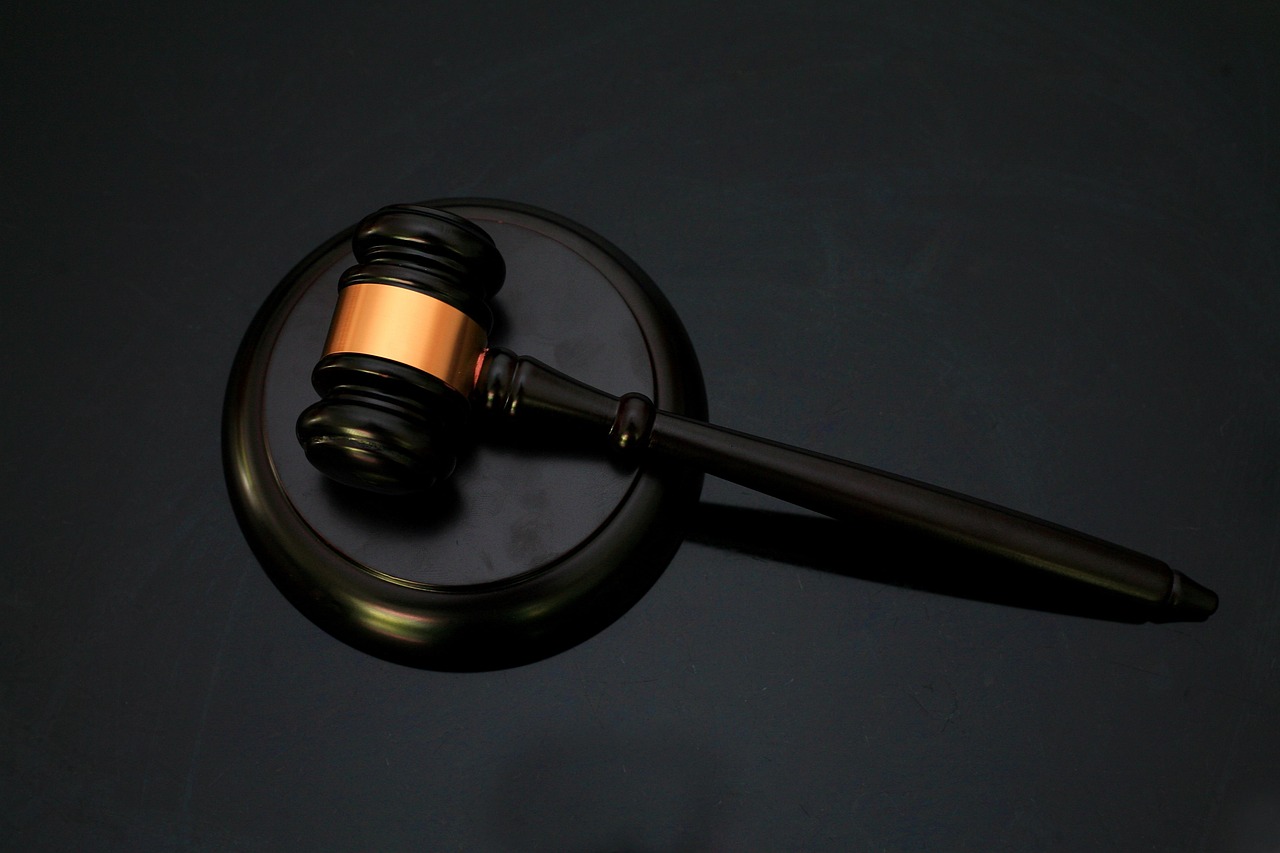 Analyse minutieuse de chaque dossier juridique au cabinet d'avocat